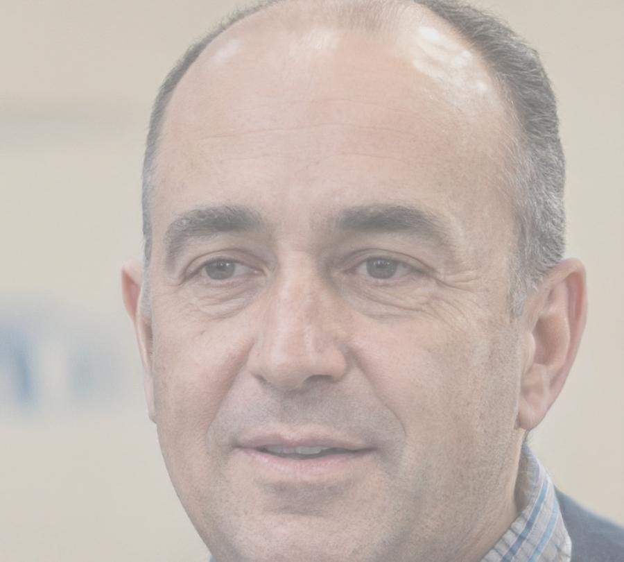 Instructor Tomás Medrano